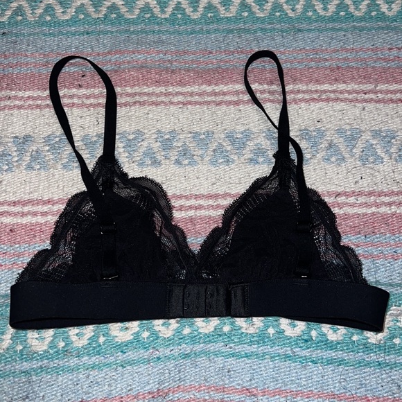 Understance Mila black triangle bralette with lace trim - Picture 2 of 2